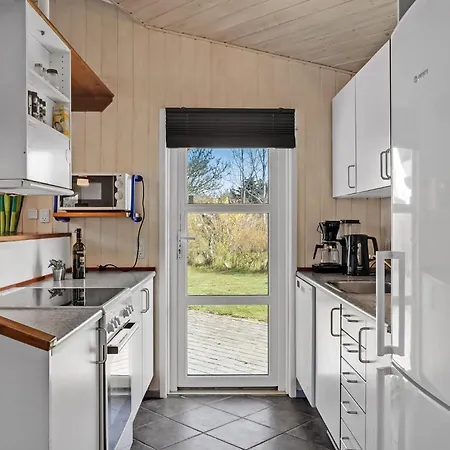 Beautiful In Glesborg With Kitchen Prázdninový dům Fjellerup Strand